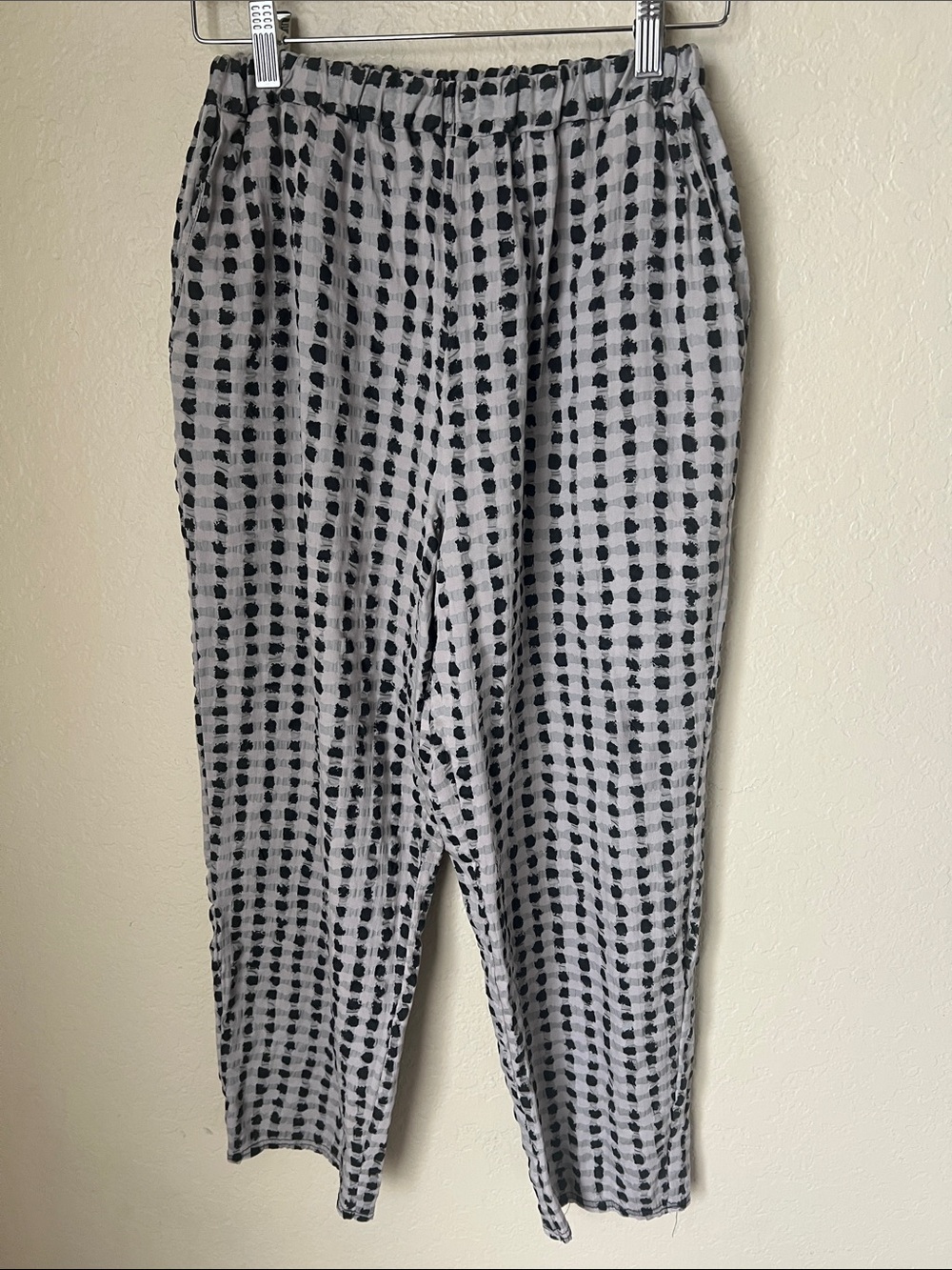 Cynthia Ashby grey and black abstract checkered textured pull on crop pants - Picture 2 of 7